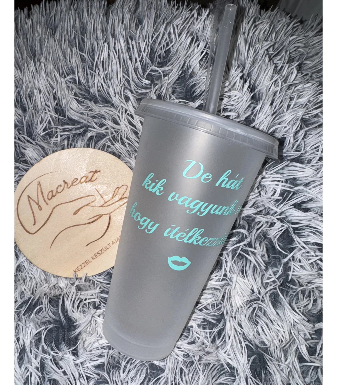 Szívószálas pohár - Kik vagyunk mi