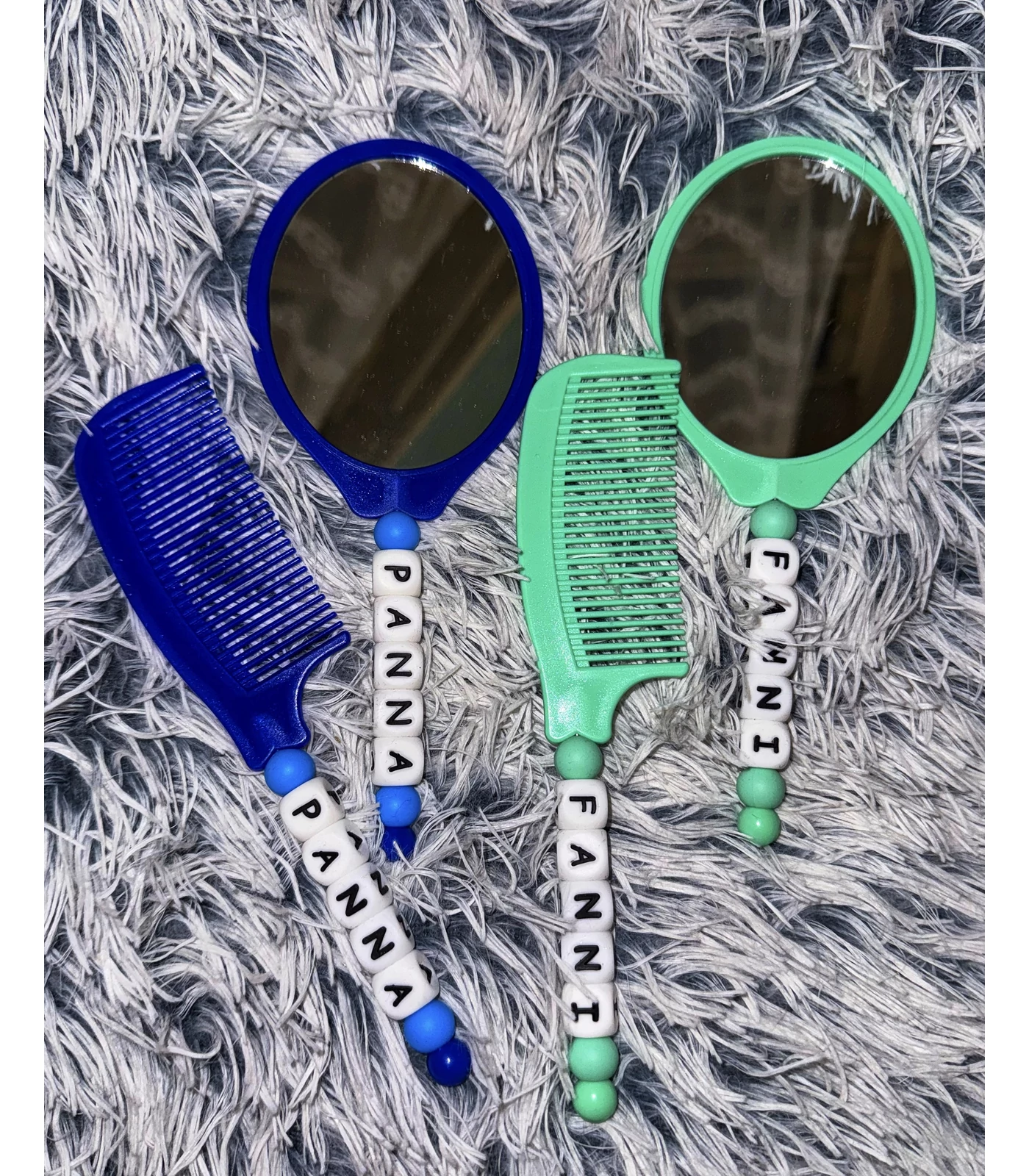 Névre szóló fésű–tükör szett gyöngyös díszítéssel