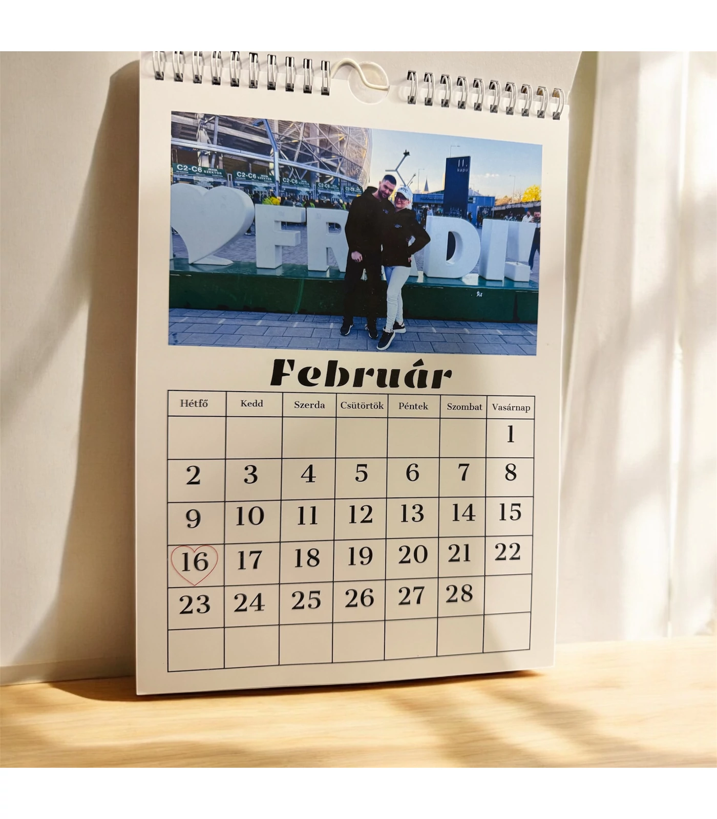 Személyre szabható fényképes falinaptár – saját fotókkal és megjelölhető jeles napokkal